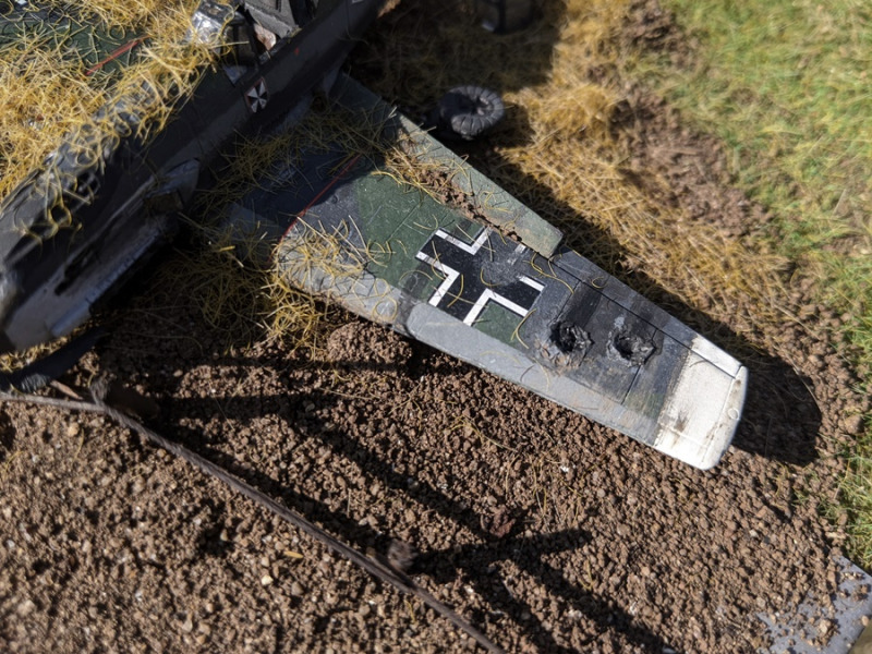 Die Einschusslöcher an der Tragfläche stammen von einer Flak und wurden mit einem Bohrer und Alufolie dargestellt