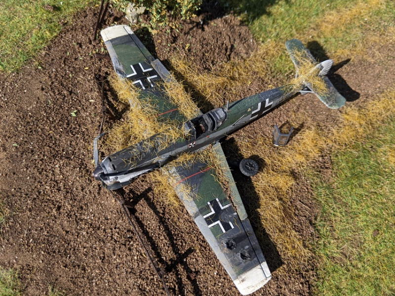 Blick auf das abgeschossene Flugzeug Werras aus der Vogelperspektive