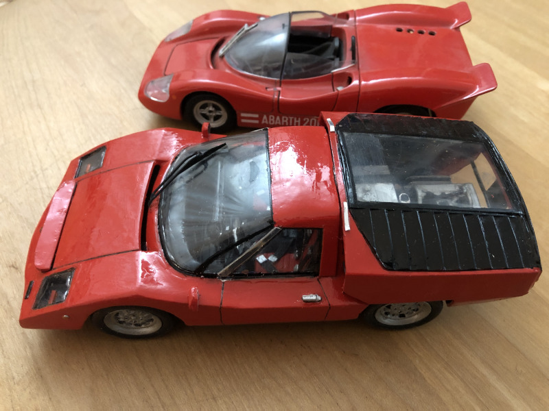 Mein Stradale Coupé und der Rennspider. Berücksichtigt man die Perspektive, passen sie maßlich.