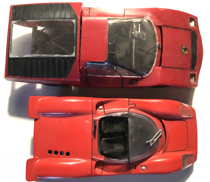 Oben: Mein aus der Ecke hervorgekramtes Modell des Abarth 2000 Pininfarina im Vergleich zum maßstäblich korrekten des 2000 Rennspiders, der die Basis der Pininfarina Studie war.