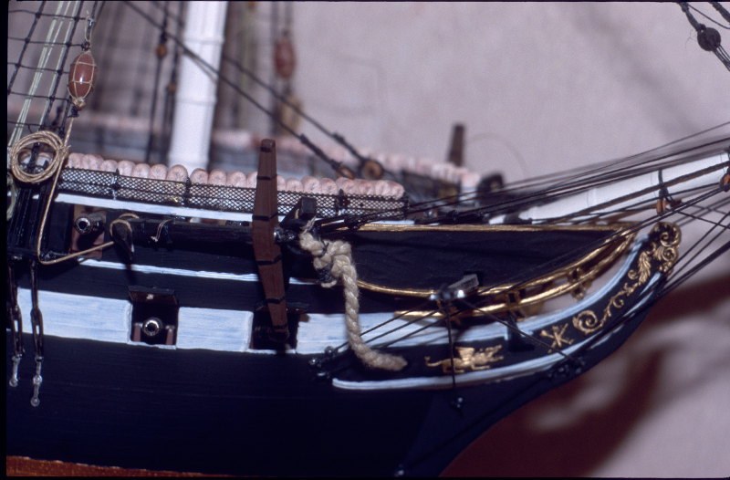 Bild 2: Das Galion mit Finknetzen, großem Anker und Ankerbojen, hier nur unter stehendem Rigg.