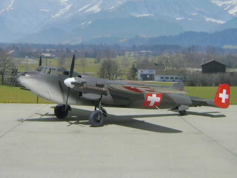 Modell Nachtjäger Dornier Do-217 N-2 mit dem Schweizer Kreuz