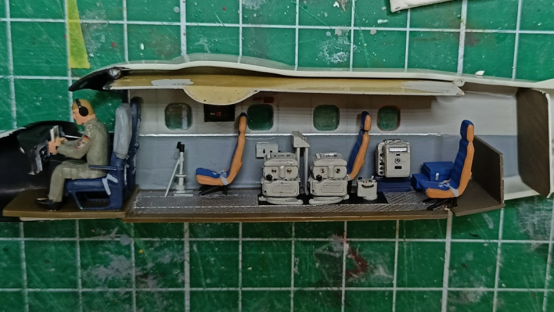 der Wart schaut nochmal ins Flight Manual; hinter ihm die Sondereinbauten der LB-Version
