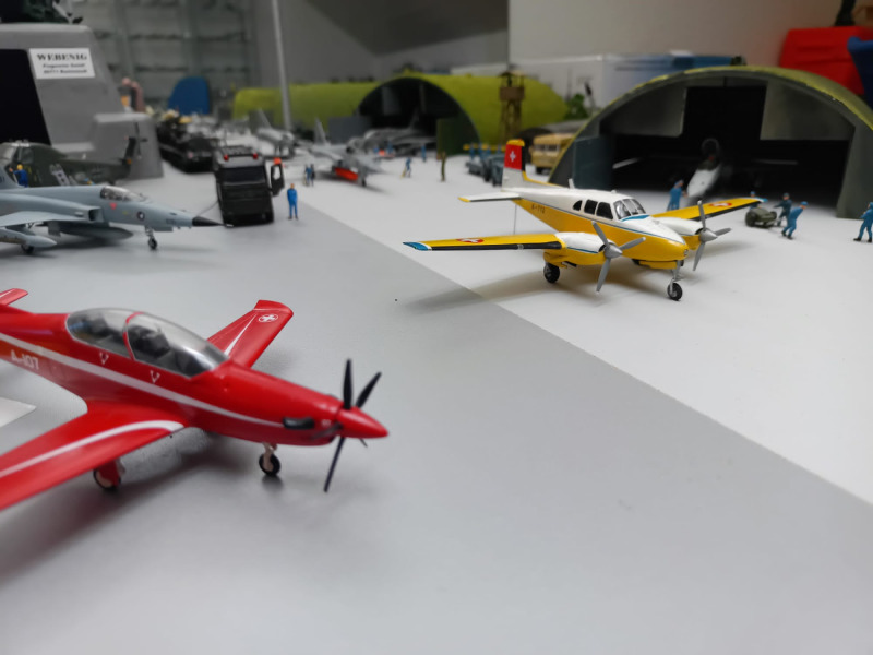 Die rote PC-21 habe ich auch zu diesem Diorama beigetragen