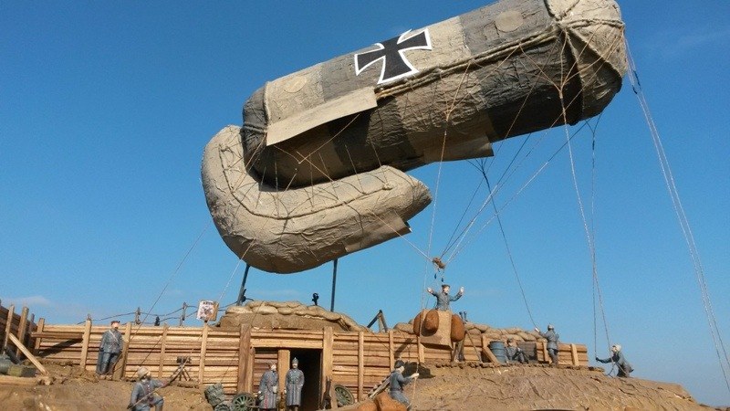 Die kaiserlich-deutsche Armee lässt einen Fesselballon zur Beobachtung des eigenen Artilleriefeuers aufsteigen.