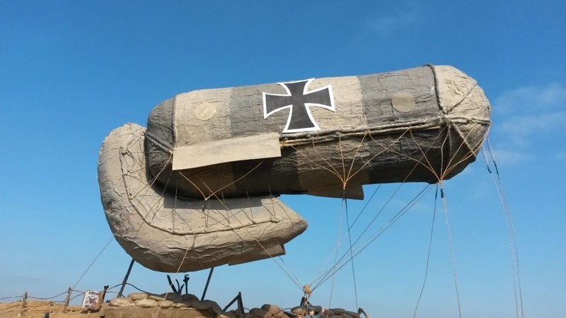 Zahlreiche Leinen sollen den Fesselballon bändigen.