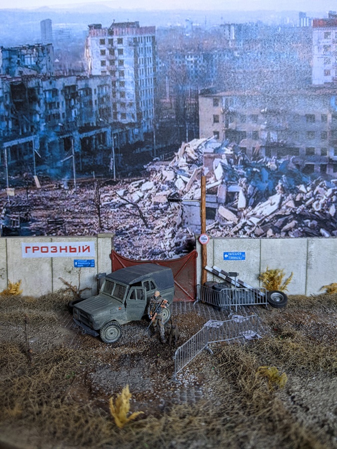 Blick auf das Gesamtdiorama: Im Hintergrund ist die zerstörte Stadt zu sehen