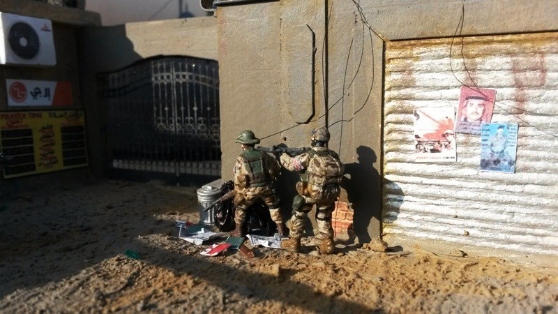 Zwei Soldaten einer britischen Spezialeinheit leiten den Vorstoß.