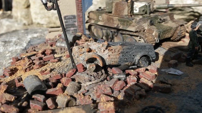 Um den ausgebrannten Kübelwagen darzustellen, wurde der 1:72 Academy Kübelwagen mit echter Asche beklebt und mit einer heißen Nadel durchlöchert.