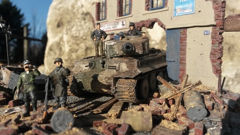 Der deutscher Tiger Panzer gehörte zur 102. Abteilung der schweren SS-Panzerdivision, die im Jahre 1944 versuchte, alliierte Sherman Panzer in Frankreich zu jagen.