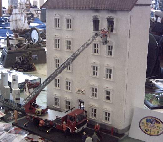 Hochhaus mit Feuerwehr