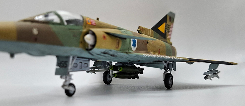 Den Zusatztank tauschte ich gegen 3 MK-83 Snakeeye-Bomben