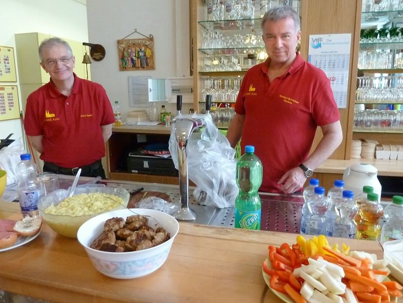 Die fleißigen PMCler Norbert (re.) und Achim bei der Arbeit am Buffet.