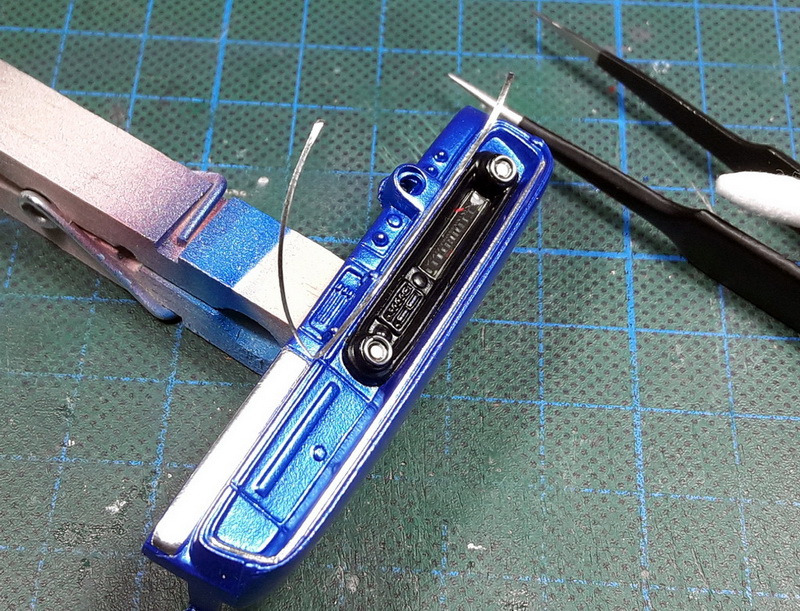 Tachometer und seitliche Instrumente sind ebenfalls selbstgemachte Decals. Chromringe aus 0,3 mm Lötdraht