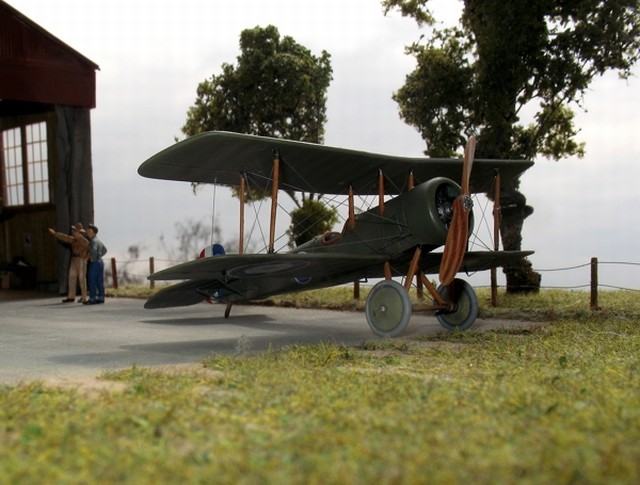 Die Räder habe ich nur wenig abgeflacht, da das Flugzeug hier frisch aufgepumpt, betankt und gereinigt auf einen weiteren Testflug wartet.