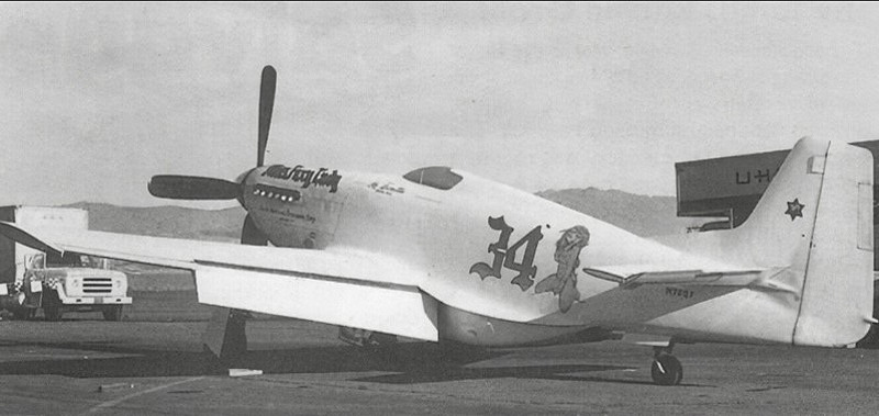 Mustang P-51 – Miss Foxy Lady #34 in weißer Lackierung beim Reno Air Race im Jahre 1975