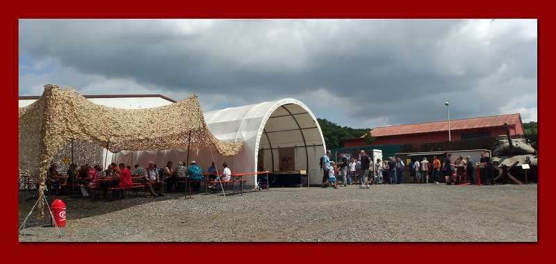 Links das gut besuchte Tarnnetz, daneben der Eingang zur Festhalle, rechts der gut gefüllte Getränkestand