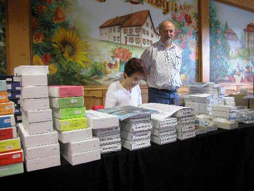 Nadja und Norbert hinter ihrem Stand.