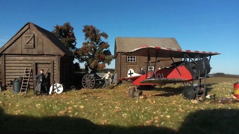 Ernst Udets rot-weiße Fokker D.VII (O.A.W.) mit demontiertem Propeller