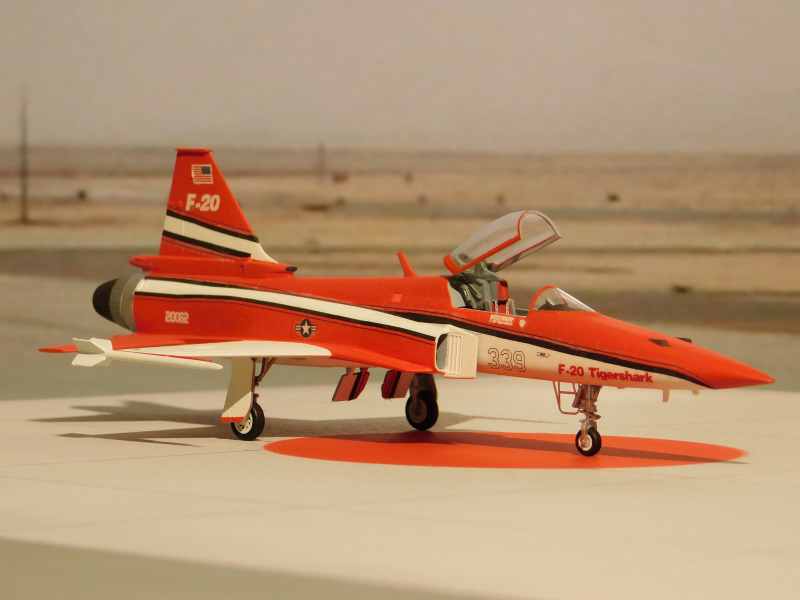 Northrop F-20 Tigershark, 1. Prototyp BuNo 82-0062 mit ausgefahrenen Bremsklappen