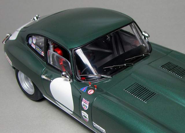 Die Scheibenwischer stammen ebenfalls vom AutoArt E-Type - &quot;Not-Aus&quot; Schalter scratch built. Die Außenspiegel spendete, genau wie die Batterie, der HotWheels Ferrari California.