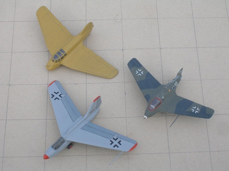 Vergleich: Das erste wirklich gebaute Flugzeug aus der ''Kometen-Familie'', die DFS-194 (PM), die Me-163B (Heller) und die Lippisch P.01-114.