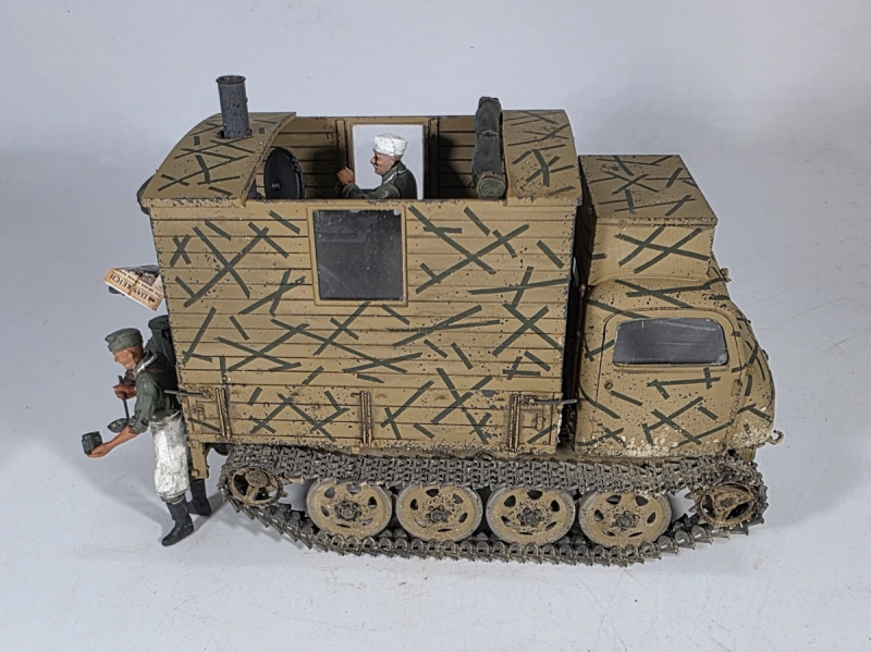 Feldküche auf Raupenschlepper Ost 01