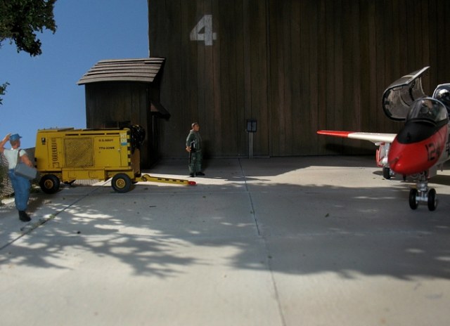 Der gelbe Wagen ist ein 'Hydraulic Test Stand' von Hasegawa und mit zum Teil selbstgefertigten Decals auf US Navy getrimmt.