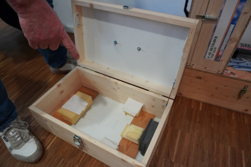 Drinnen ist alles komfortabel gepolstert; das Modell liegt umgedreht mit der Unterseite nach oben in der Halterung, so dass das Fahrwerk nicht belastet wird