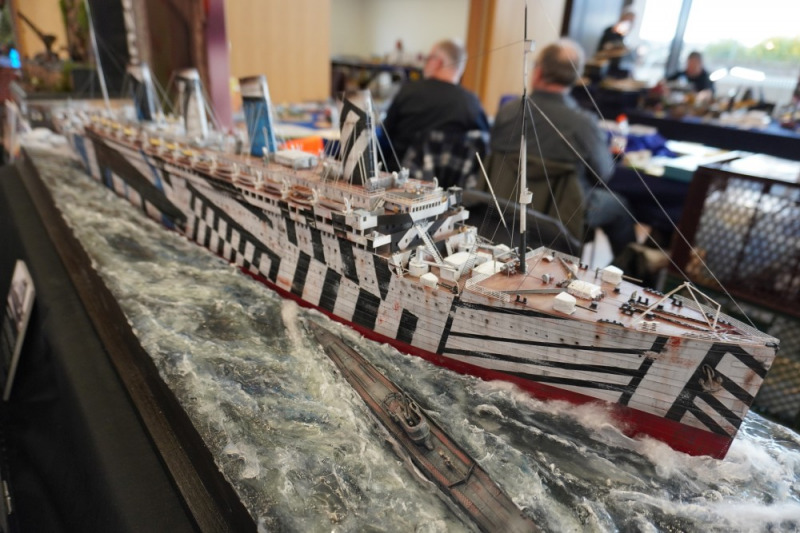 Ein großes Modell: Trumpeters 1:200er RMS Olympic, hier im Kriegseinsatz gegen ein deutsches U-Boot...
