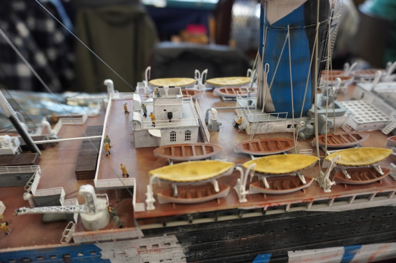 Ein großes Modell: Trumpeters 1:200er RMS Olympic, hier im Kriegseinsatz gegen ein deutsches U-Boot...
