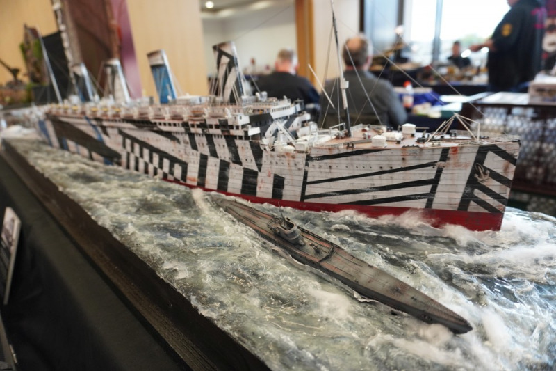 Ein großes Modell: Trumpeters 1:200er RMS Olympic, hier im Kriegseinsatz gegen ein deutsches U-Boot...