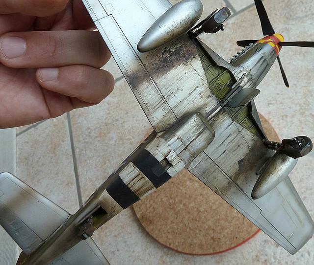 Die Unterseiten wurden vorbildgerecht verschmutzt. Mustangs waren untenrum durch austretende Schmier- und Betriebsstoffe regelrechte Schweinchen! Dazu gesellt sich der hochgeschleuderte, matschige Boden des Feldflugplatzes...