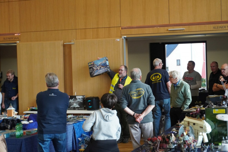 Der Vorsitzende des MBC Koblenz in seinem Element: Bernd Heller verteilt Bausätze an die Gewinner der Kit-Auktionen zum Ende der Ausstellung
