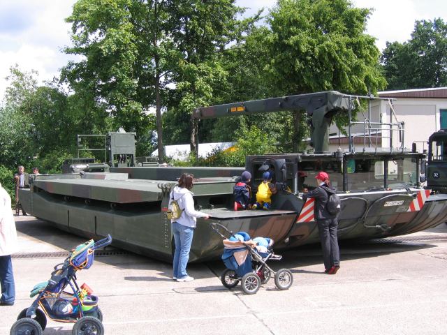 …und draußen warteten die Originale für den direkten Vergleich, hier eine Schwimmschnellbrücke M3.