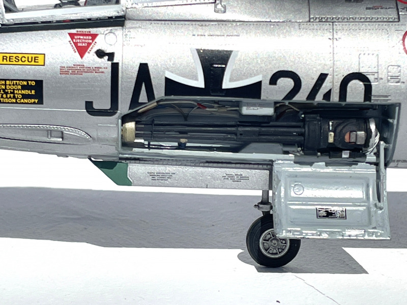 Waffenschacht und grüne Staffelkennung