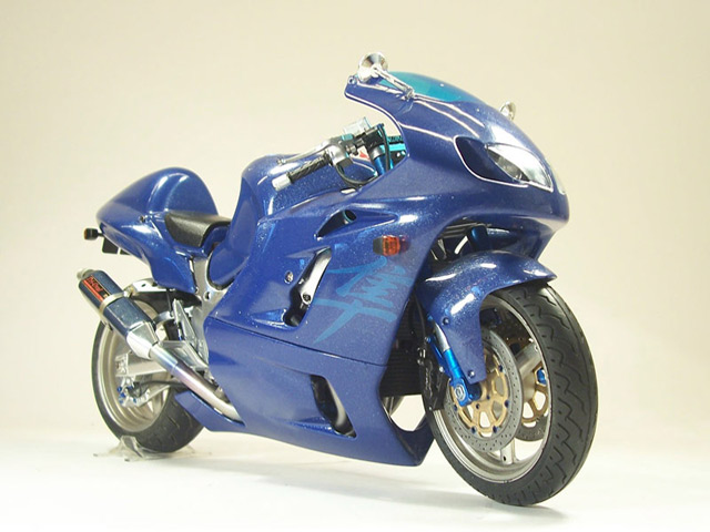 Die „Retro-Style“ Spiegel übernahm ich aus dem Bausatz eines Yamaha Majesty Rollers von Aoshima.