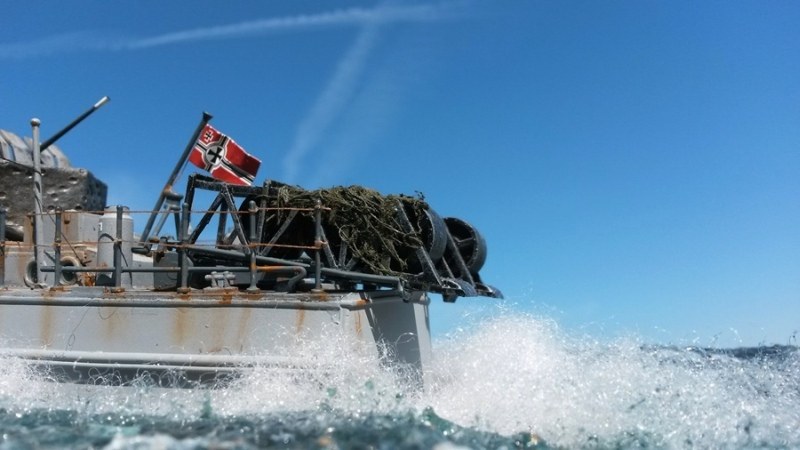 Während noch alle vier Torpedos an Bord des S-10 zu sehen sind, benötigte die S-10 Besatzung wohl einige Wasserbomben, um sich vor feindlichen U-Booten zu schützen.