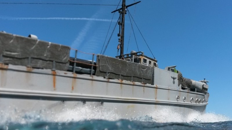 Zahlreiche Planen sollen Reflektionen des Schiffes verhindern, die dem Feind die Position des Bootes verraten könnten.