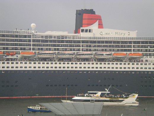 Queen Mary 2 in Hamburg