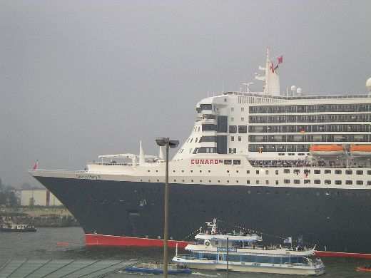 Queen Mary 2 in Hamburg