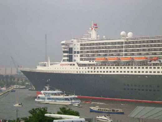 Queen Mary 2 in Hamburg