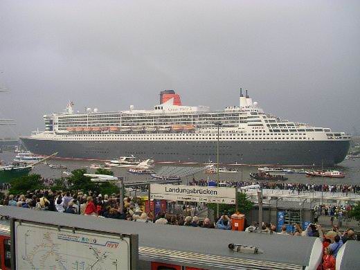 Queen Mary 2 in Hamburg