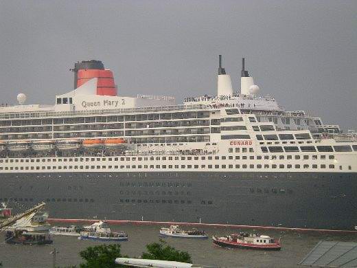 Queen Mary 2 in Hamburg