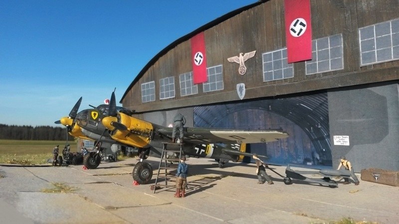 Was für ein Durcheinander - zahlreiche Mechaniker tummeln sich auf dem Vorfeld rund um die Ju 88.