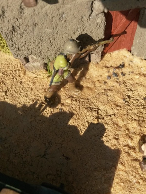 Blick auf die aus Holzstäbchen gebaute Haustüre