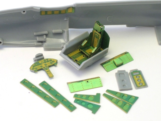 Cockpit und Fahrwerksteile aus Ätzmaterial