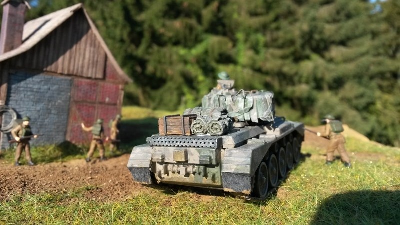 Blick auf die Resin-Beladung, die aus Lochblech scratch erstellte Auspuffanlage und die aus Stoff entstandenen Spritzlappen.