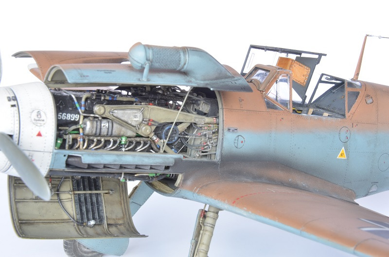 Details der linken Flugzeugseite. Leitungen des Kühlwasserkreislaufs waren grün markiert