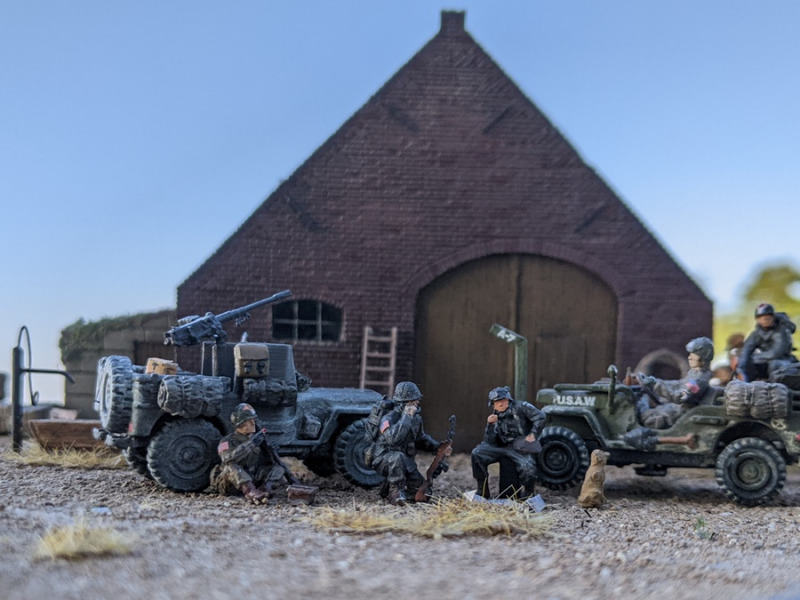 Die Soldaten aus unterschiedlichen Einheiten versuchen sich zu sammeln und als erstes herauszubekommen, wo sie sich überhaupt befinden